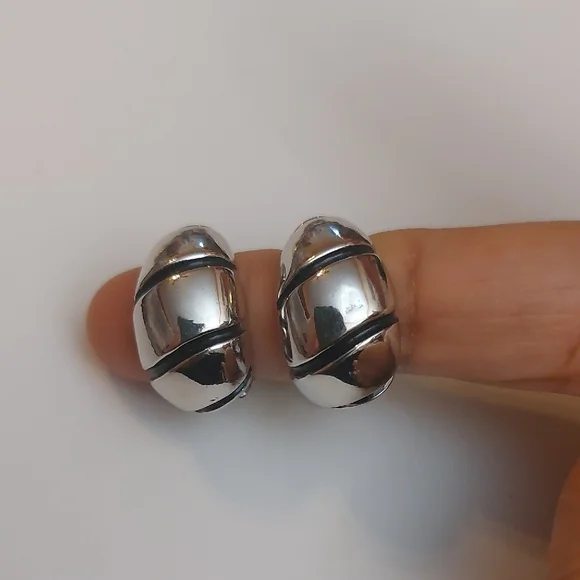 Vintage High Quality Segmented Silver Tone Huggie Clip On Earrings - Picture 2 of 6